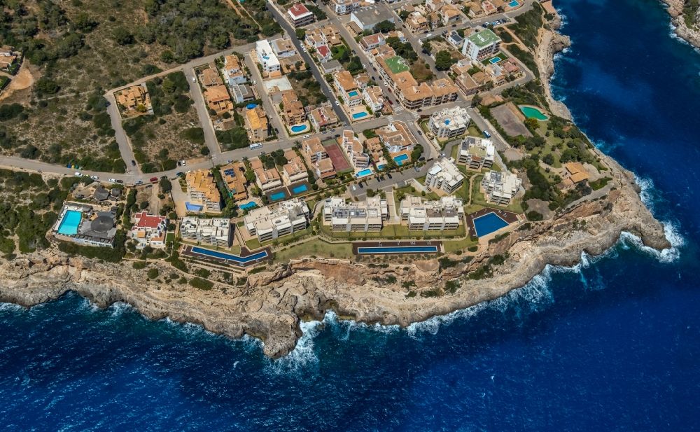 Luftaufnahme Cala Figuera - Felsen- Küsten- Landschaft an der Steilküste mit Hotels in Cala Figuera in Balearische Insel Mallorca, Spanien