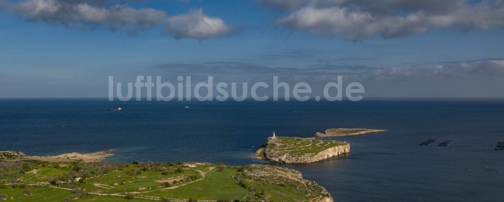 Luftbild Mellieha - Felsen- Küsten- Landschaft an der Steilküste der Insel mit der Statue Saint Paul in Mellieha in Il-Mistra, Malta