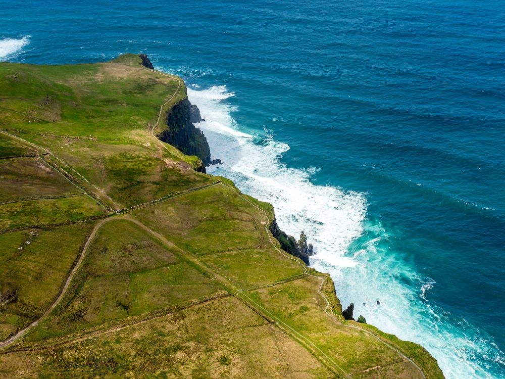 Moher aus der Vogelperspektive: Felsen- Küsten- Landschaft an der Steilküste Klippen von Moher in Moher in Clare, Irland