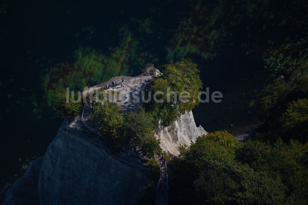 Lohme aus der Vogelperspektive: Felsen- Küsten- Landschaft an der Steilküste - Kreidefelsen Königstuhl - in Lohme im Bundesland Mecklenburg-Vorpommern, Deutschland