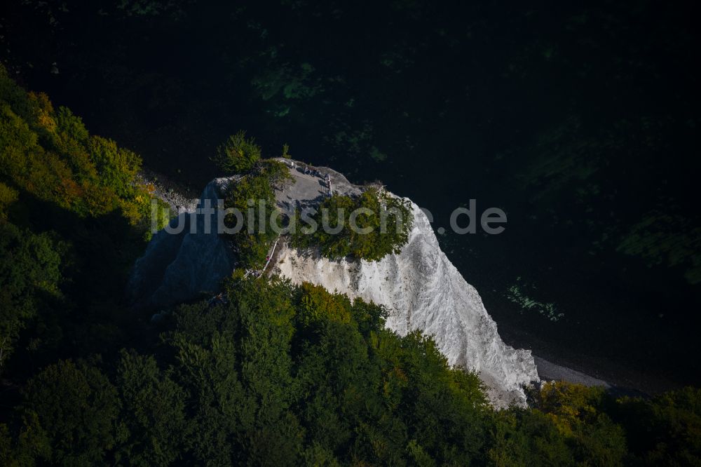 Luftbild Lohme - Felsen- Küsten- Landschaft an der Steilküste - Kreidefelsen Königstuhl - in Lohme im Bundesland Mecklenburg-Vorpommern, Deutschland