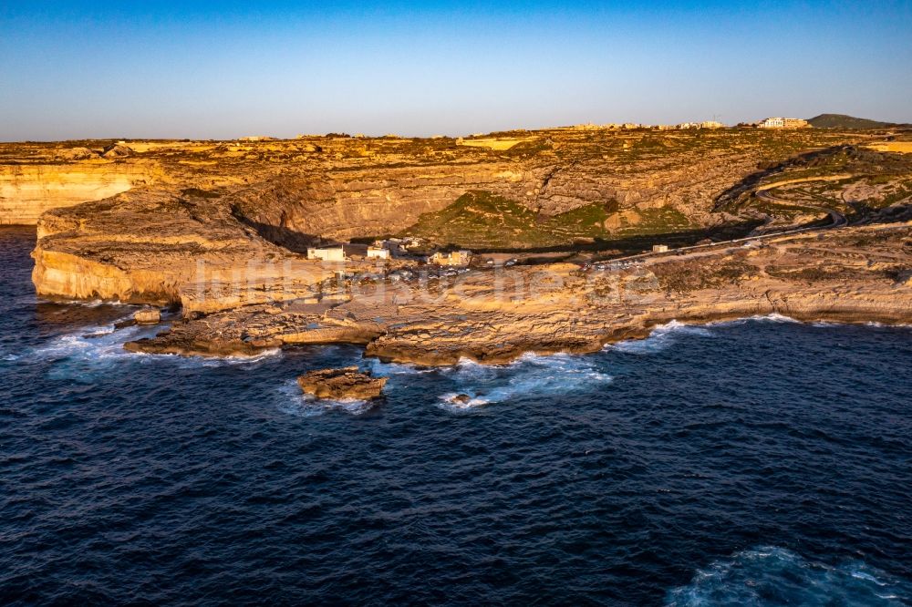 San Lawrenz aus der Vogelperspektive: Felsen- Küsten- Landschaft an der Steilküste des Mittelmeer in San Lawrenz in Gozo, Malta