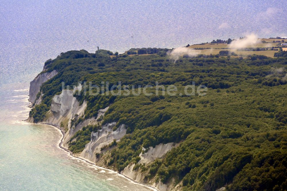 Borre aus der Vogelperspektive: Felsen- Küsten- Landschaft an der Steilküste Möns Klint in Borre in Region Själland, Dänemark