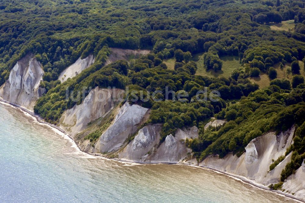 Borre aus der Vogelperspektive: Felsen- Küsten- Landschaft an der Steilküste Möns Klint in Borre in Region Själland, Dänemark
