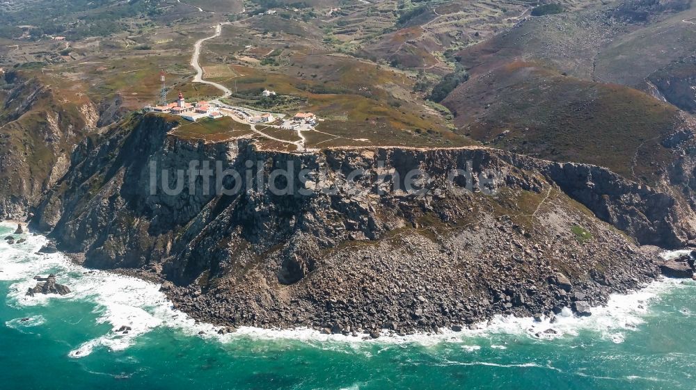 Colares aus der Vogelperspektive: Felsen- Küsten- Landschaft an der Steilküste des Nord Atlantischer Ozean im Ortsteil Colares in Cabo da Roca in Lisboa, Portugal