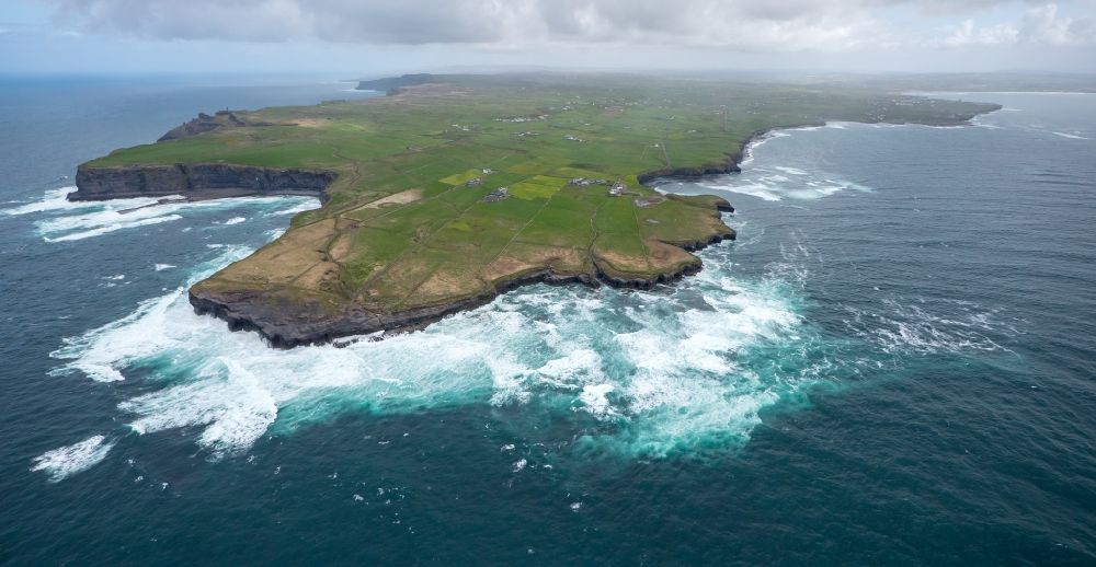 Luftbild Clare - Felsen- Küsten- Landschaft an der Steilküste Nordatlantischer Ozean in in Clare, Irland