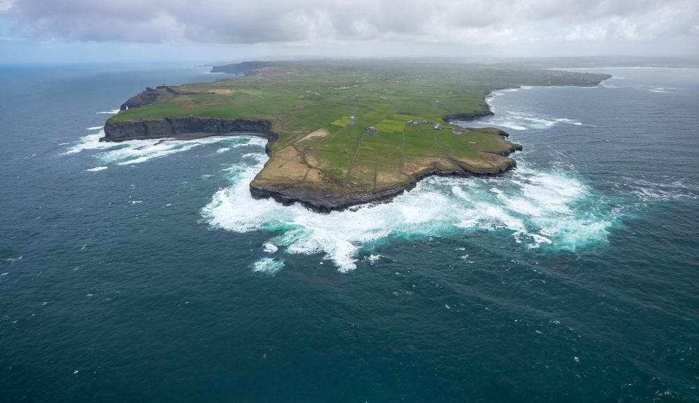 Luftaufnahme Clare - Felsen- Küsten- Landschaft an der Steilküste Nordatlantischer Ozean in in Clare, Irland