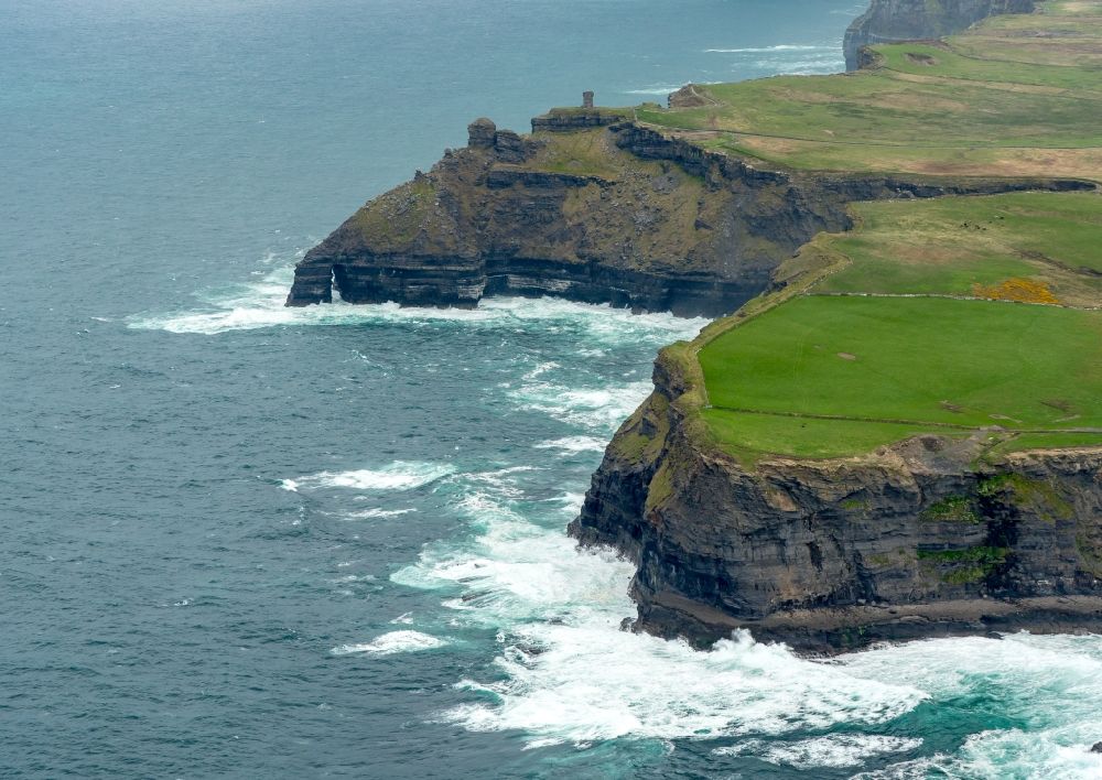 Clare von oben - Felsen- Küsten- Landschaft an der Steilküste Nordatlantischer Ozean in in Clare, Irland