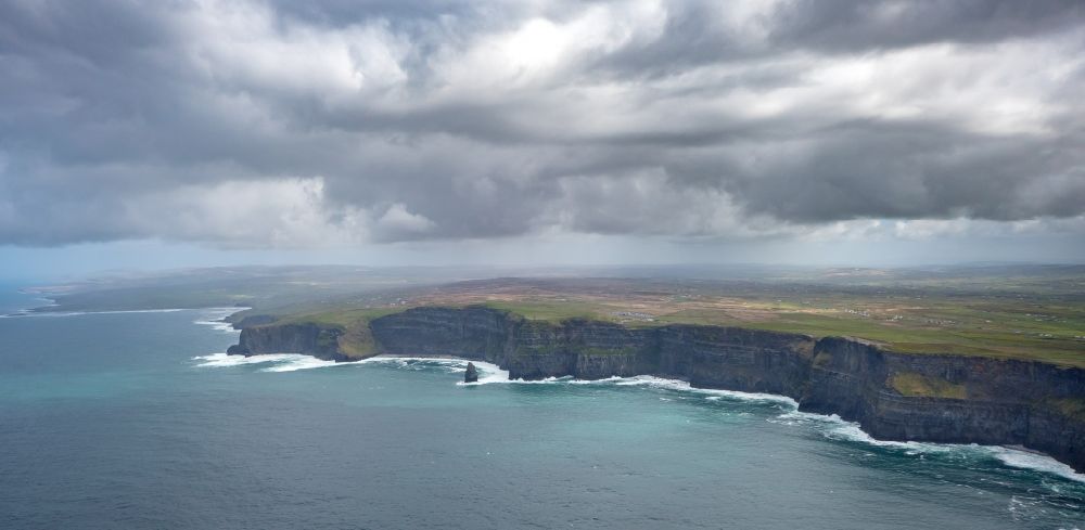 Luftbild Cliffs of Moher - Felsen- Küsten- Landschaft an der Steilküste Nordatlantischer Ozean in Cliffs of Moher in Clare, Irland