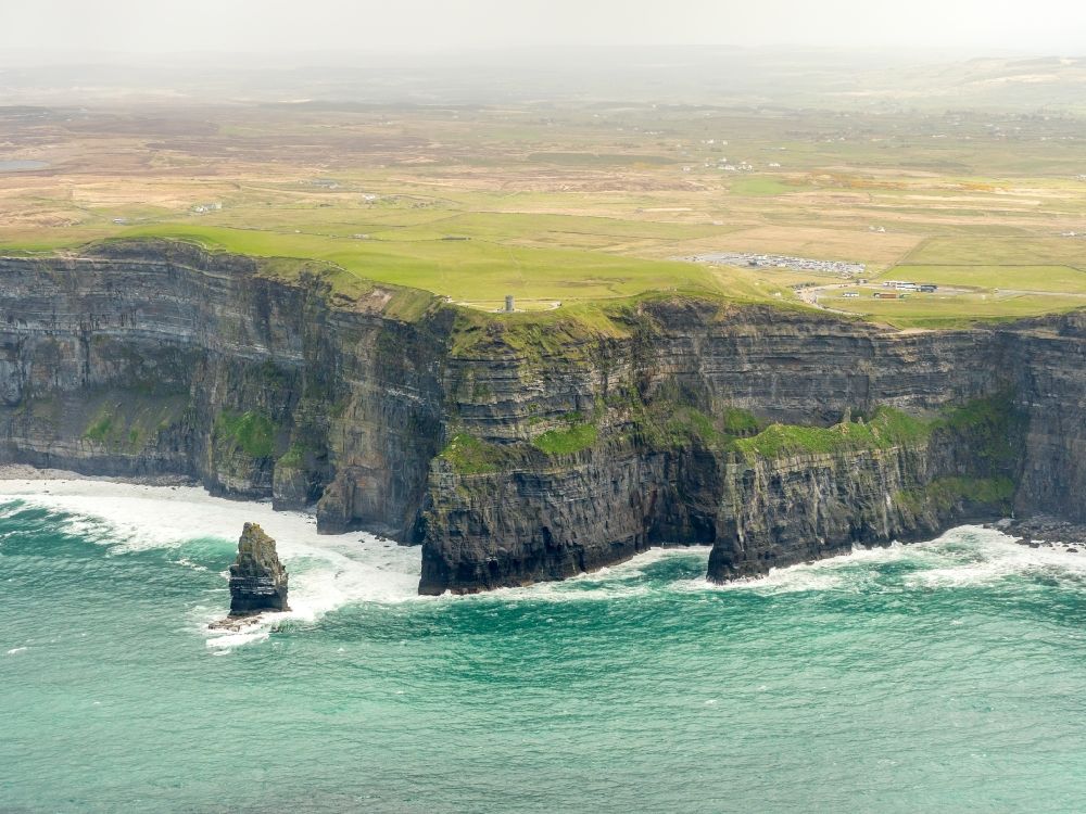 Cliffs of Moher von oben - Felsen- Küsten- Landschaft an der Steilküste Nordatlantischer Ozean in Cliffs of Moher in Clare, Irland