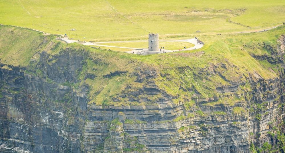 Cliffs of Moher aus der Vogelperspektive: Felsen- Küsten- Landschaft an der Steilküste Nordatlantischer Ozean in Cliffs of Moher in Clare, Irland