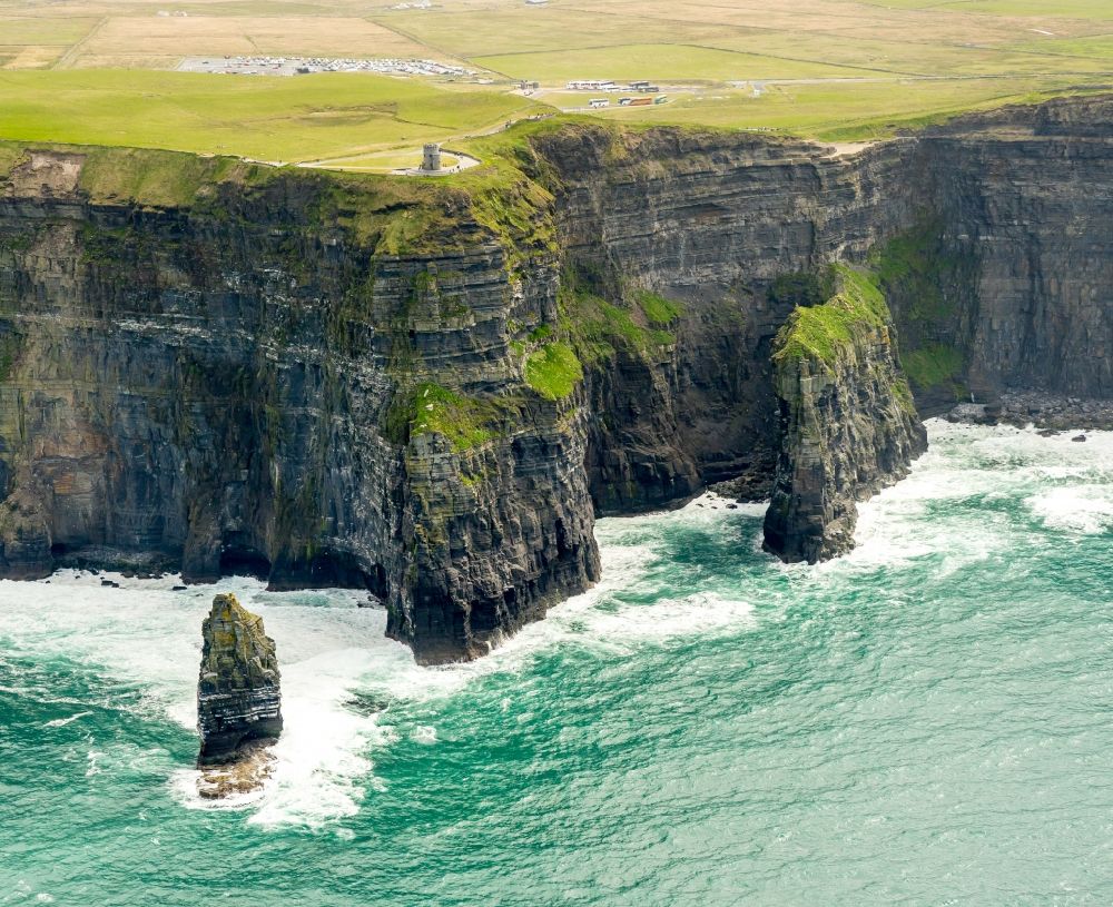 Luftaufnahme Cliffs of Moher - Felsen- Küsten- Landschaft an der Steilküste Nordatlantischer Ozean in Cliffs of Moher in Clare, Irland