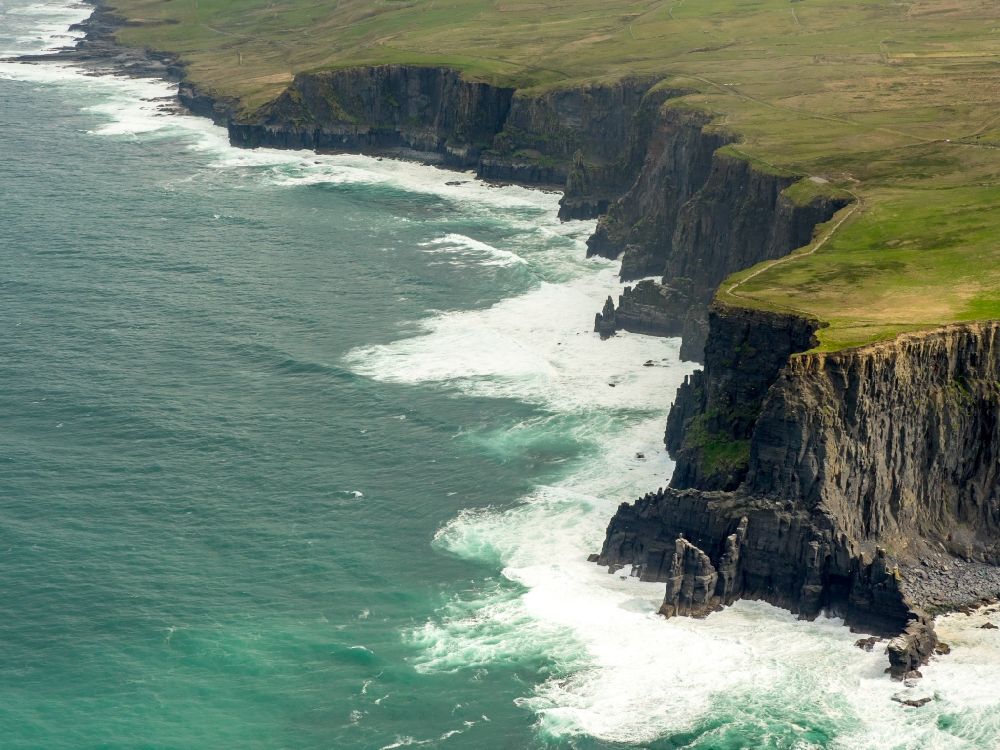 Luftbild Cliffs of Moher - Felsen- Küsten- Landschaft an der Steilküste Nordatlantischer Ozean in Cliffs of Moher in Clare, Irland