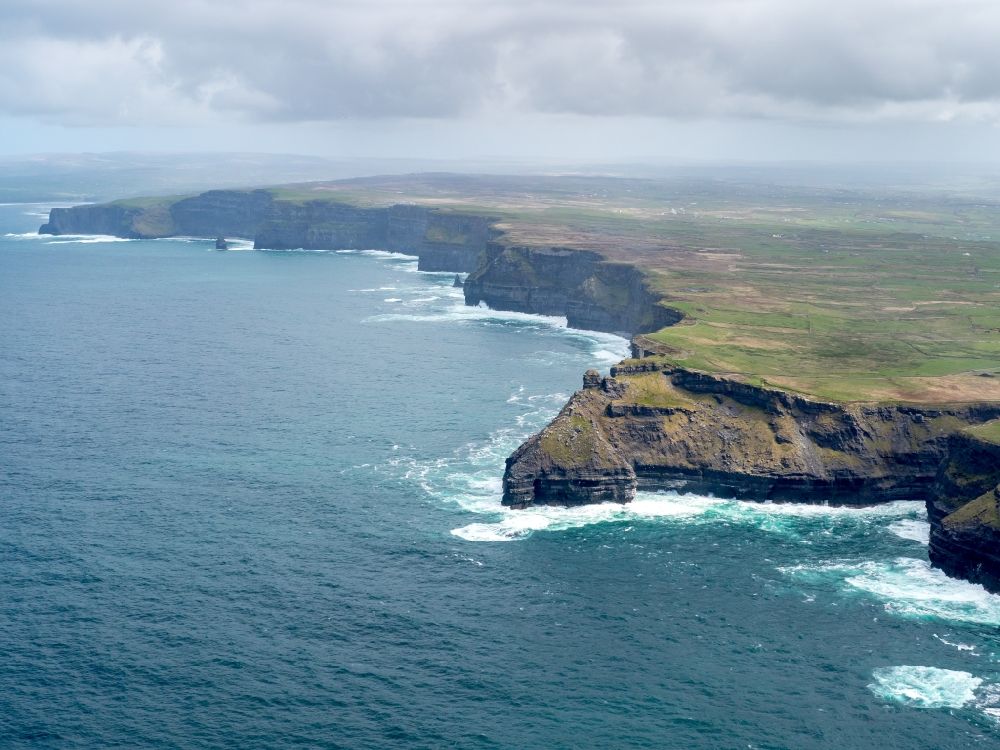 Luftbild Raha - Felsen- Küsten- Landschaft an der Steilküste Nordatlantischer Ozean in Cliffs of Moher in Clare, Irland