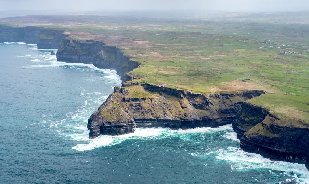 Luftaufnahme Raha - Felsen- Küsten- Landschaft an der Steilküste Nordatlantischer Ozean in Cliffs of Moher in Clare, Irland