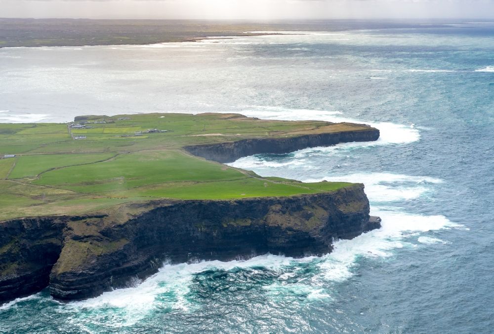 Raha von oben - Felsen- Küsten- Landschaft an der Steilküste Nordatlantischer Ozean in Cliffs of Moher in Clare, Irland