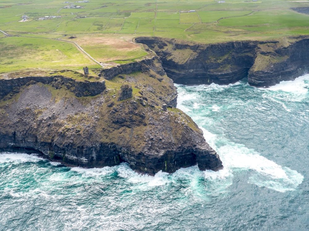 Raha aus der Vogelperspektive: Felsen- Küsten- Landschaft an der Steilküste Nordatlantischer Ozean in Cliffs of Moher in Clare, Irland