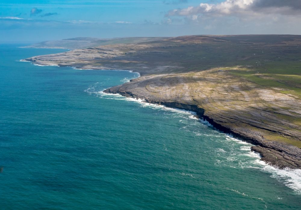 Luftaufnahme Murroogh - Felsen- Küsten- Landschaft an der Steilküste Nordatlantischer Ozean in Murroogh in Clare, Irland