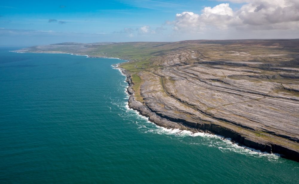 Murroogh von oben - Felsen- Küsten- Landschaft an der Steilküste Nordatlantischer Ozean in Murroogh in Clare, Irland