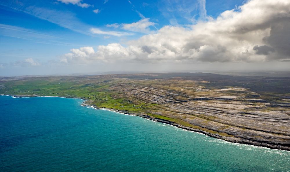 Murroogh aus der Vogelperspektive: Felsen- Küsten- Landschaft an der Steilküste Nordatlantischer Ozean in Murroogh in Clare, Irland