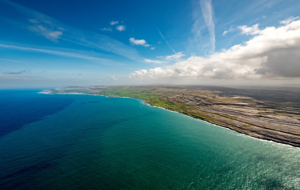 Luftbild Murroogh - Felsen- Küsten- Landschaft an der Steilküste Nordatlantischer Ozean in Murroogh in Clare, Irland