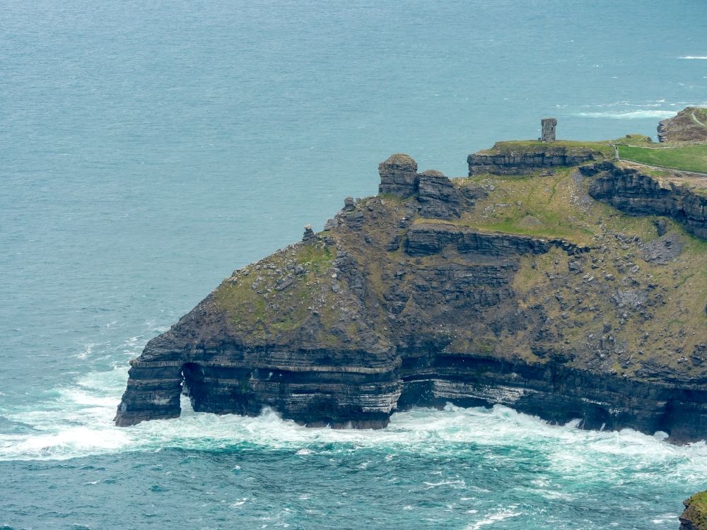 Luftbild Raha - Felsen- Küsten- Landschaft an der Steilküste Nordatlantischer Ozean in Raha in Clare, Irland