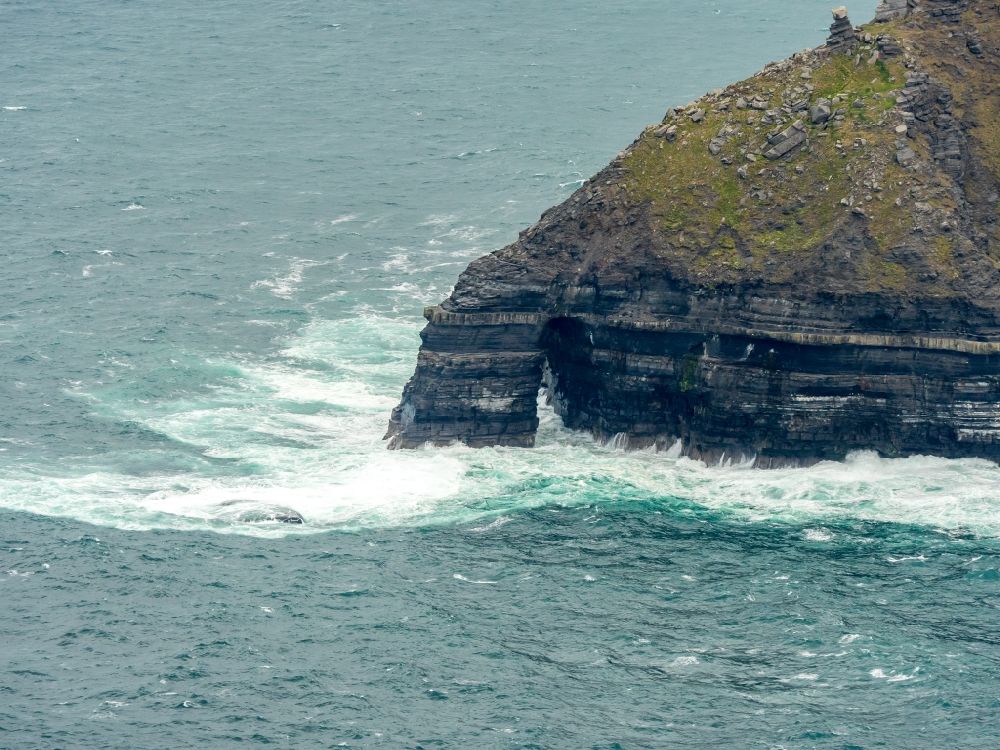 Luftaufnahme Raha - Felsen- Küsten- Landschaft an der Steilküste Nordatlantischer Ozean in Raha in Clare, Irland