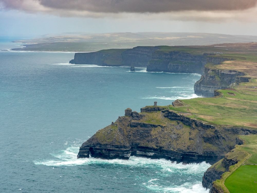 Raha von oben - Felsen- Küsten- Landschaft an der Steilküste Nordatlantischer Ozean in Raha in Clare, Irland