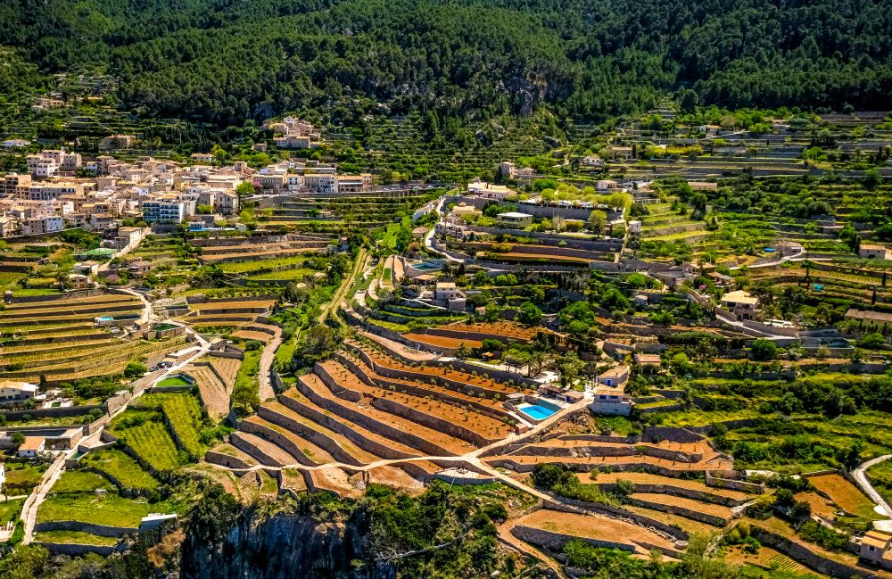Banyalbufar aus der Vogelperspektive: Felsen- Küsten- Landschaft an der Steilküste mit terassenförmigen Wohngebieten in Banyalbufar auf der balearischen Mittelmeerinsel Mallorca, Spanien