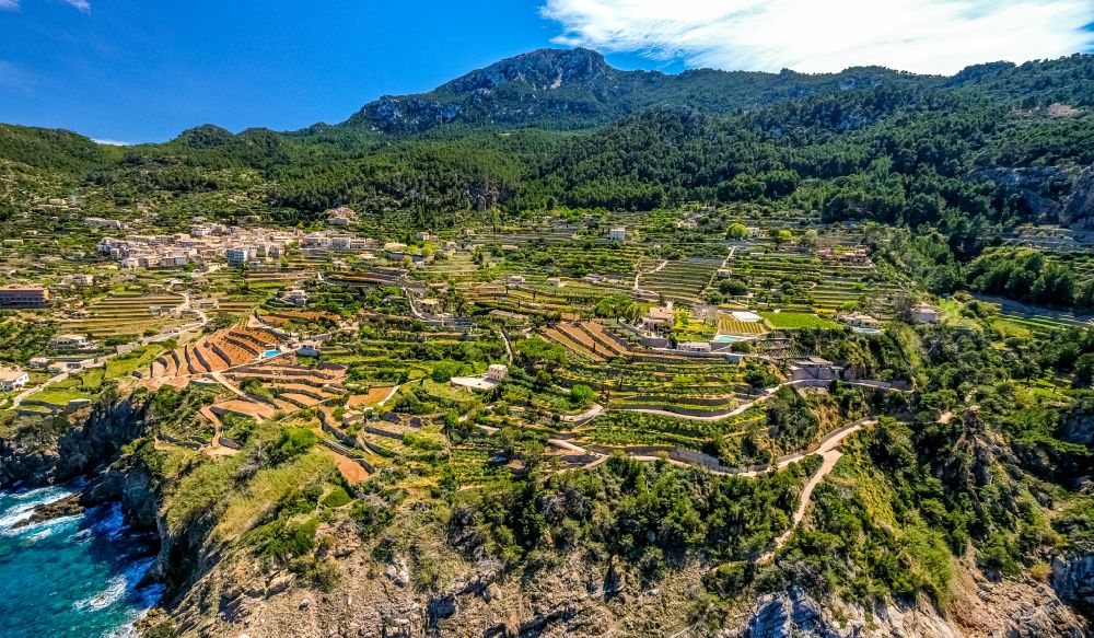 Luftbild Banyalbufar - Felsen- Küsten- Landschaft an der Steilküste mit terassenförmigen Wohngebieten in Banyalbufar auf der balearischen Mittelmeerinsel Mallorca, Spanien