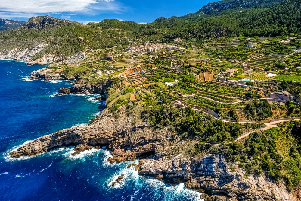 Luftaufnahme Banyalbufar - Felsen- Küsten- Landschaft an der Steilküste mit terassenförmigen Wohngebieten in Banyalbufar auf der balearischen Mittelmeerinsel Mallorca, Spanien