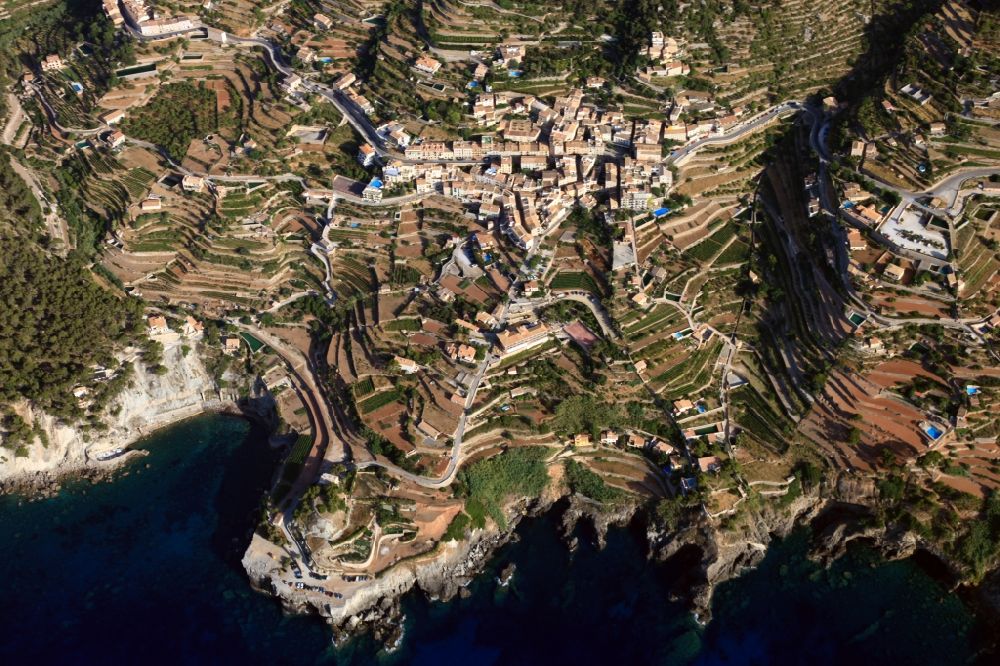 Luftbild Banyalbufar - Felsen- Küsten- Landschaft an der Steilküste mit terassenförmigen Wohngebieten und Straßen in Banyalbufar auf der balearischen Mittelmeerinsel Mallorca, Spanien