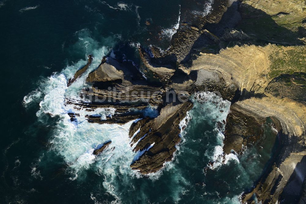 Luftaufnahme Aljezur - Felsen- Küsten- Landschaft an der Steilküste des Atlantik in Aljezur in Faro, Portugal