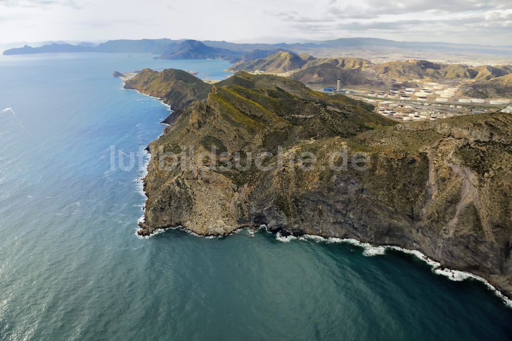 Atamaria aus der Vogelperspektive: Felsen- Küsten- Landschaft an der Steilküste des Mittelmeer in Atamaria in Region of Murcia, Spanien
