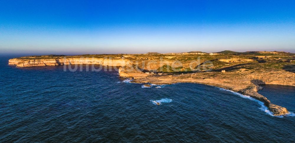 San Lawrenz von oben - Felsen- Küsten- Landschaft an der Steilküste des Mittelmeer in San Lawrenz in Gozo, Malta