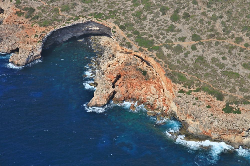 Santanyí von oben - Felsen- Landschaft im Mittelmeer an der Küste bei Santanyi in Mallorca auf der balearischen Mittelmeerinsel Mallorca, Spanien