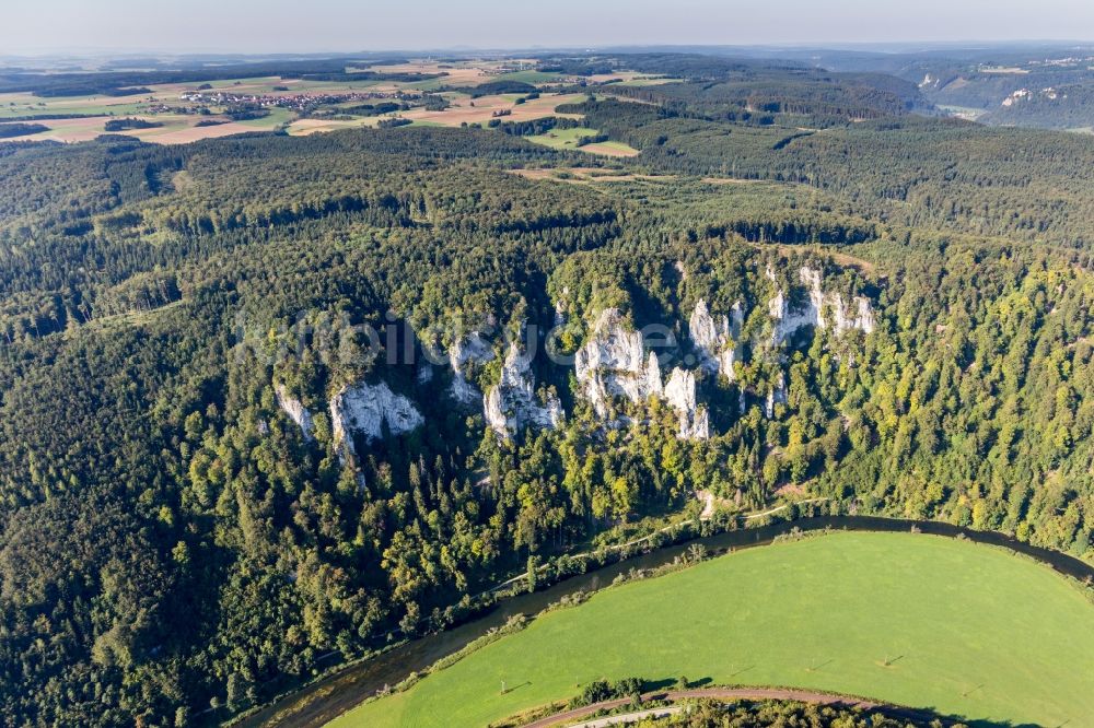 Beuron von oben - Felsen am Steilufer des Kurvenförmigen Flußverlauf der Donau in Beuron im Bundesland Baden-Württemberg, Deutschland