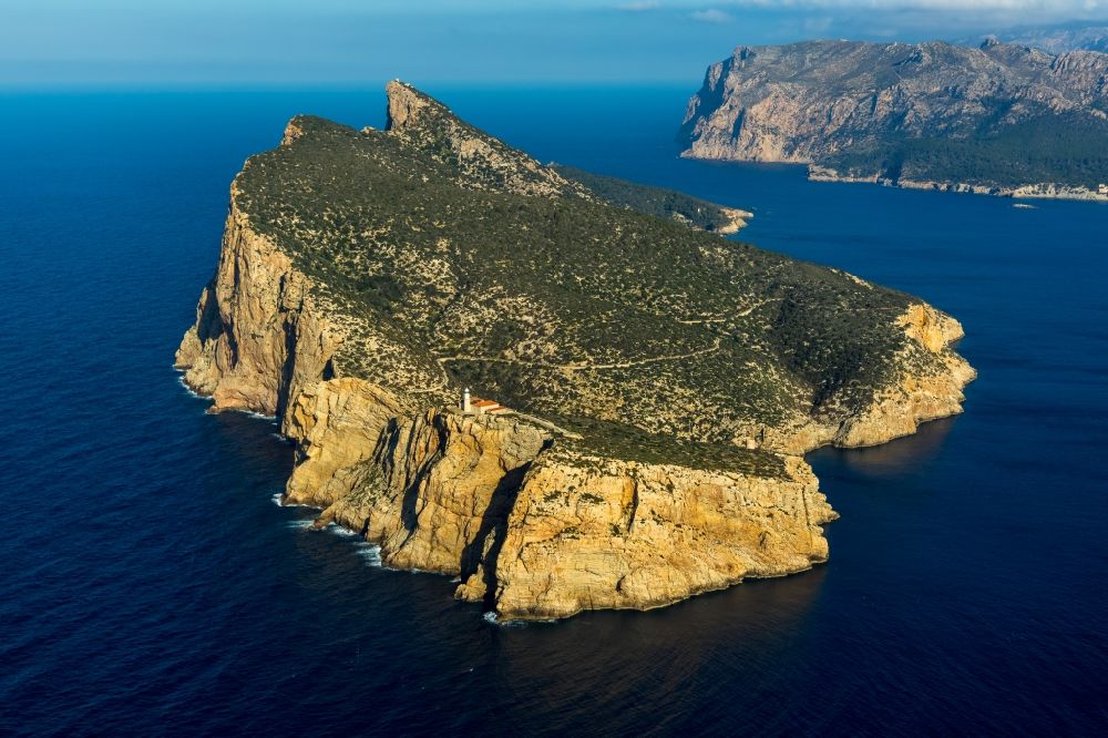 Andratx von oben - Felsplateau Sa Dragonera - Dracheninsel in Andratx auf der balearischen Mittelmeerinsel Mallorca, Spanien