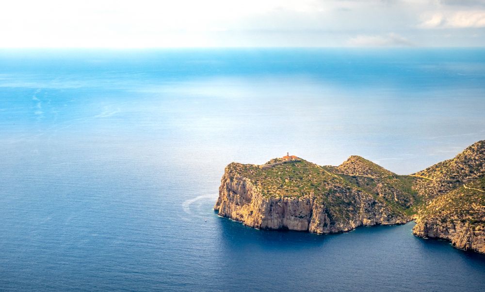 Andratx von oben - Felsplateau Sa Dragonera - Dracheninsel in Andratx auf der balearischen Mittelmeerinsel Mallorca, Spanien