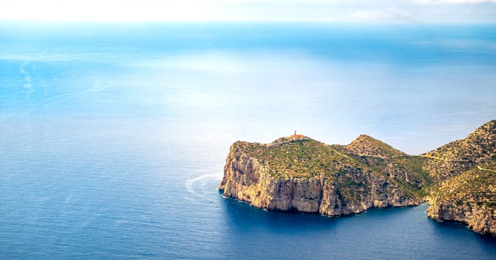 Andratx aus der Vogelperspektive: Felsplateau Sa Dragonera - Dracheninsel in Andratx auf der balearischen Mittelmeerinsel Mallorca, Spanien