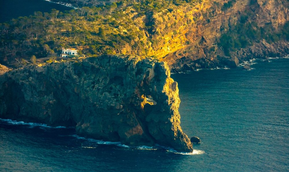 Deia aus der Vogelperspektive: Felsplateau Punta Prima in der Wasser- Oberfläche Balearen-Meer in Deia auf der balearischen Mittelmeerinsel Mallorca, Spanien