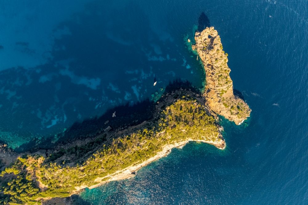 Luftbild Deia - Felsplateau in der Wasser- Oberfläche Landzunge Punta de Sa Foradada in Deia in Balearische Insel Mallorca, Spanien