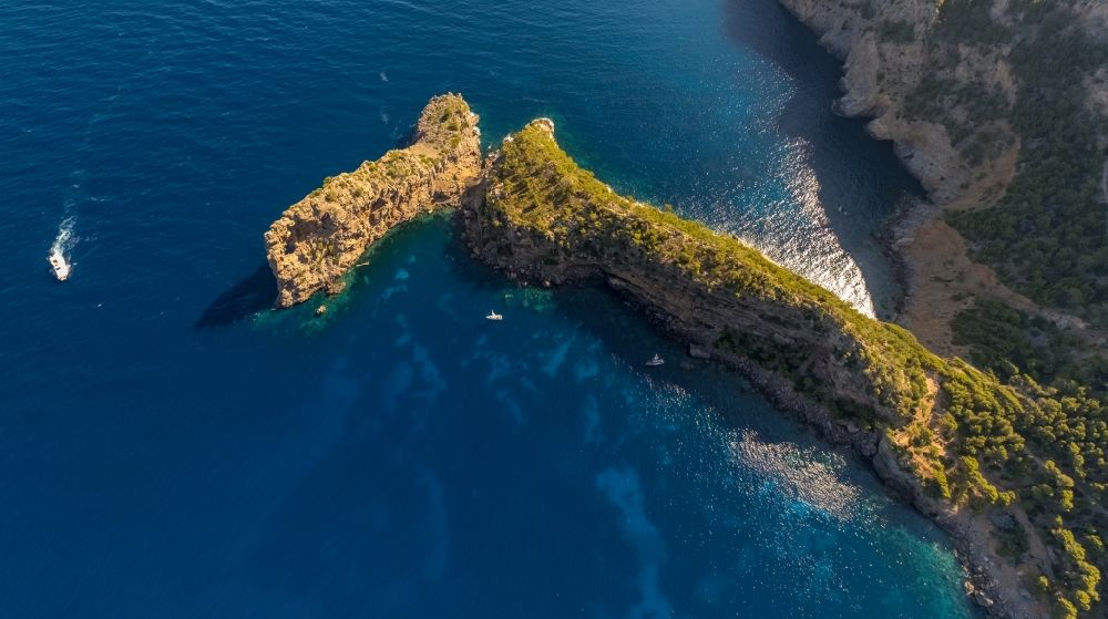 Deia aus der Vogelperspektive: Felsplateau in der Wasser- Oberfläche Landzunge Punta de Sa Foradada in Deia in Balearische Insel Mallorca, Spanien
