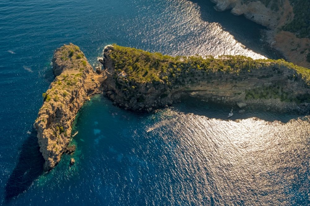 Luftaufnahme Deia - Felsplateau in der Wasser- Oberfläche Landzunge Punta de Sa Foradada in Deia in Balearische Insel Mallorca, Spanien