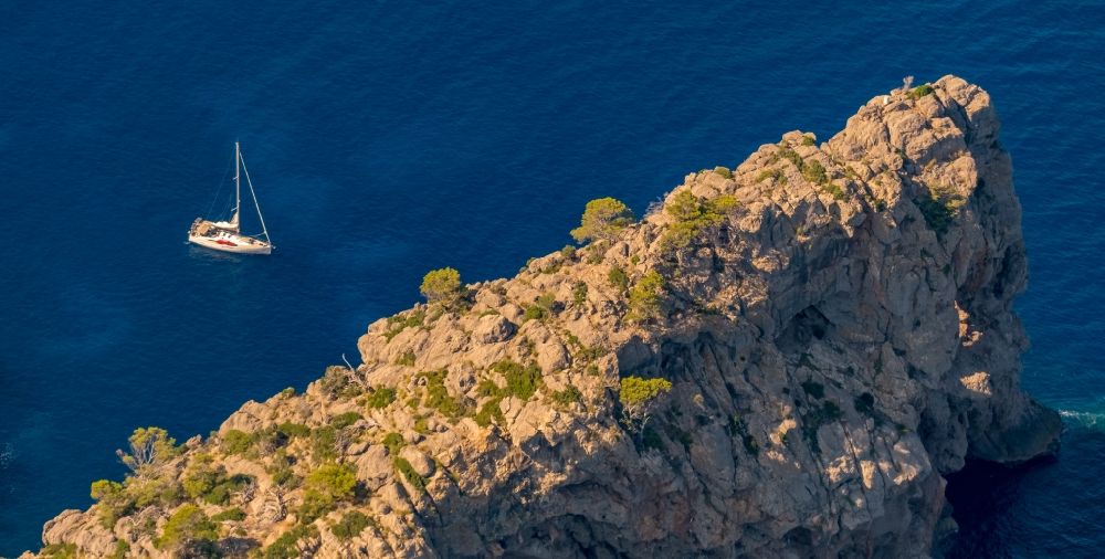 Luftaufnahme Deia - Felsplateau in der Wasser- Oberfläche Landzunge Punta de Sa Foradada in Deia in Balearische Insel Mallorca, Spanien