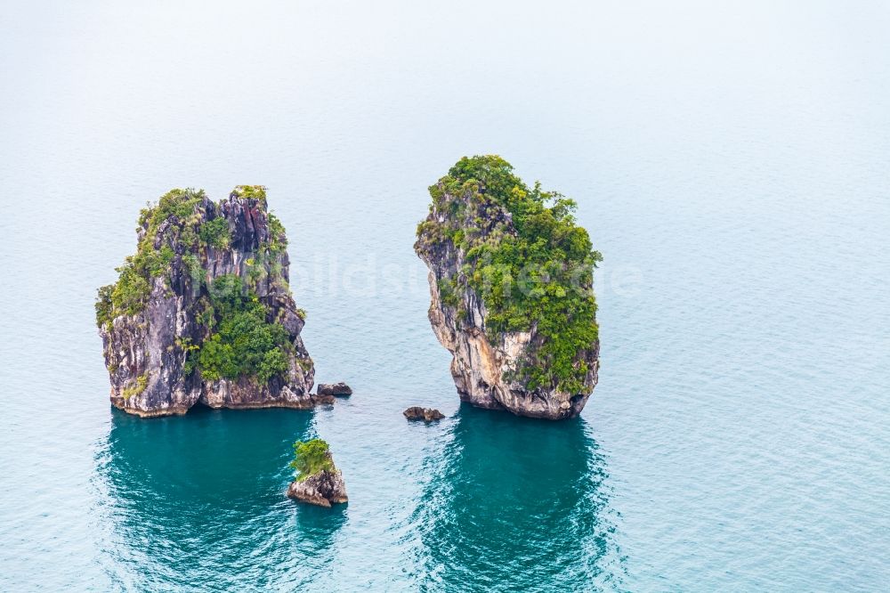 Luftbild Tambon Ko Yao Yai - Felsplateau in der Wasser- Oberfläche Andaman Meer in Tambon Ko Yao Yai in Chang Wat Phang-nga, Thailand