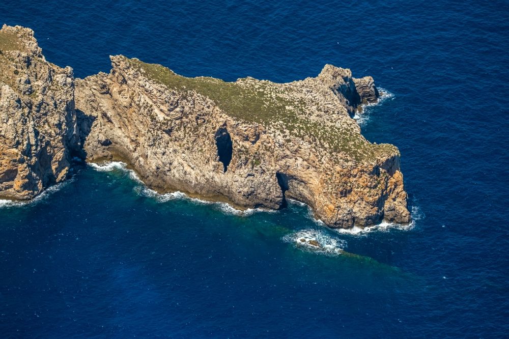 Luftbild Capdepera - Felsplateau in der Wasser- Oberfläche am Cap des Freu in Capdepera in Balearische Inseln, Spanien