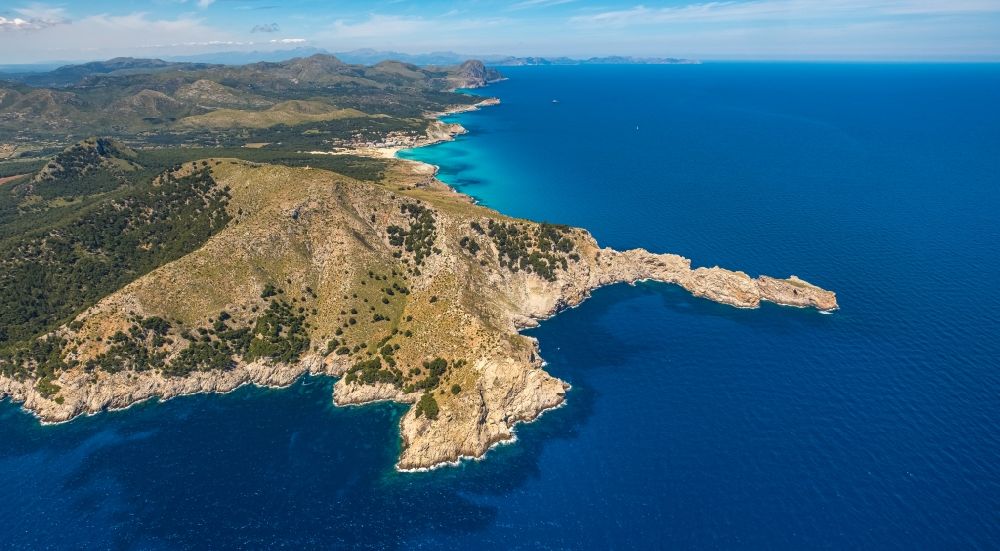 Capdepera aus der Vogelperspektive: Felsplateau in der Wasser- Oberfläche am Cap des Freu in Capdepera in Balearische Inseln, Spanien