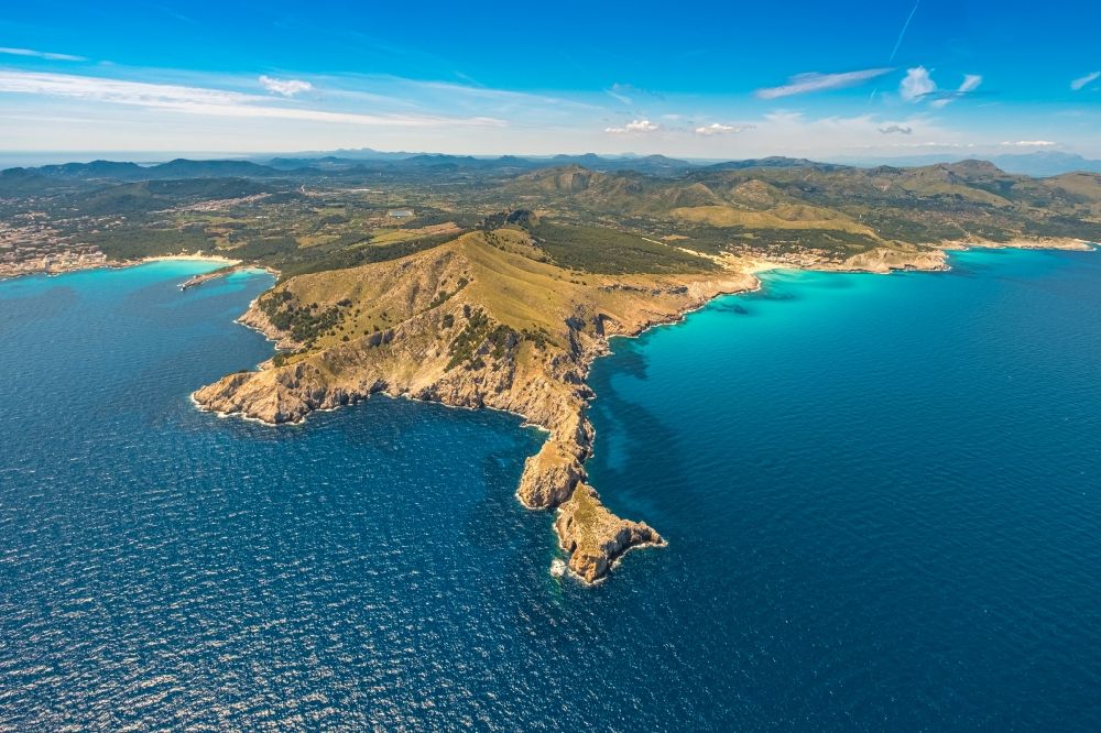 Luftbild Capdepera - Felsplateau in der Wasser- Oberfläche am Cap des Freu in Capdepera in Balearische Inseln, Spanien
