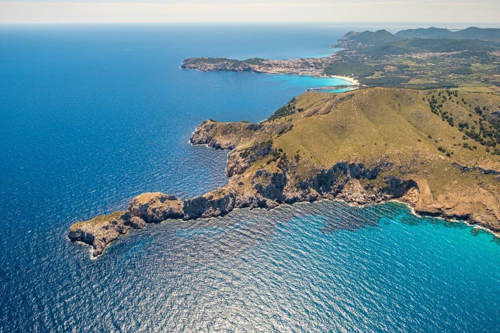 Luftaufnahme Capdepera - Felsplateau in der Wasser- Oberfläche am Cap des Freu in Capdepera in Balearische Inseln, Spanien